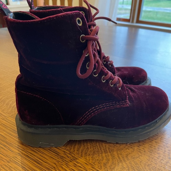 Red velvet Dr. Martens - Picture 2 of 10
